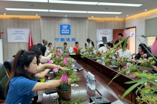 阿尔瓦雷斯本场数据：5次射门0射正，4次关键传球，评分7.4分